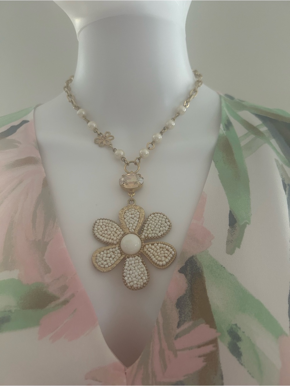Mia Mai 
Necklace - Gold and White Flower Pendant
